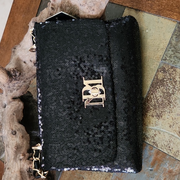 Badgley Mischka Handbags - NWOT BADGLEY MISCHKA SEQUIN MESSENGER BAG WITH PEARL